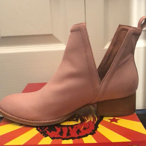 Jeffrey Campbell- Muskrat Ankle Boot- Blush - Picture 3 of 8